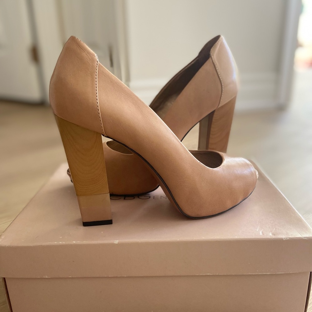 BCBG nude open toe heel with bronze detail. Stunning! Size 8.5